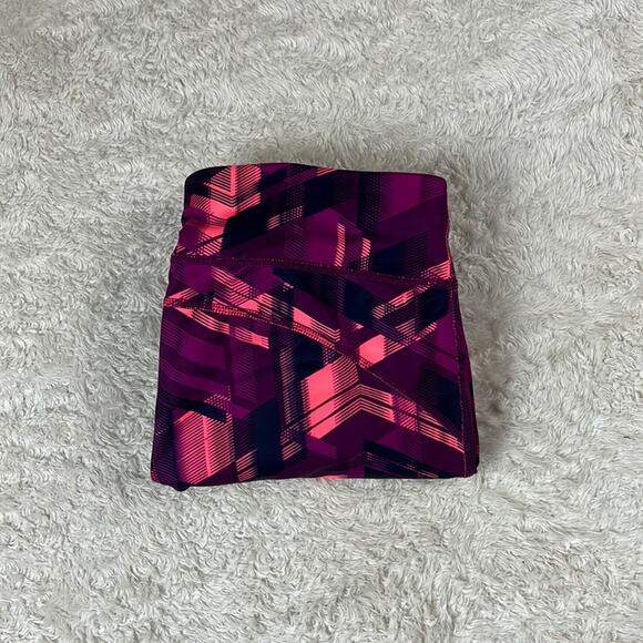 Xersion pink and purple patterned fitted work out legging capri pants, med - Picture 3 of 11